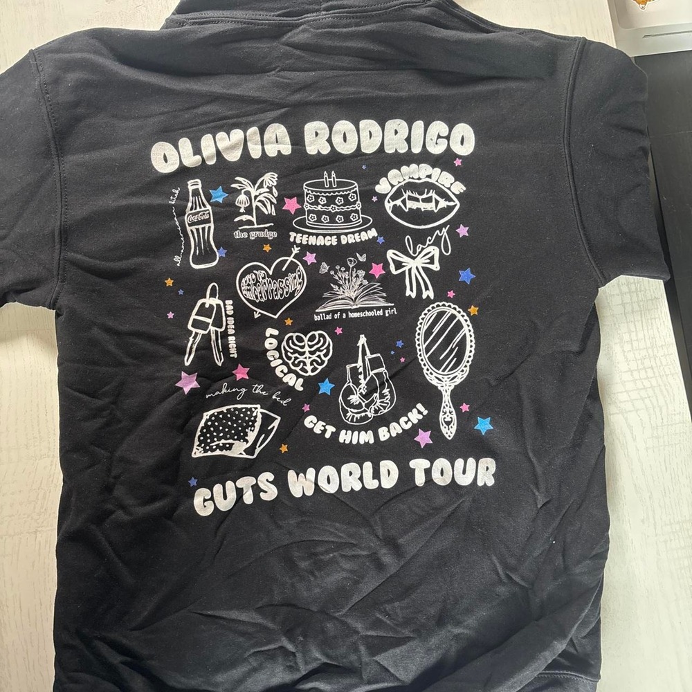 Gildan black hoodie with graphic sz S